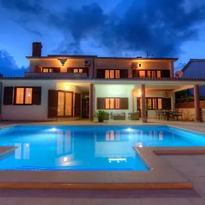 villa-komel-with-pool.pula-hotels.org/
